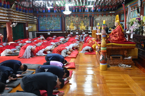 총무원장 상진 스님을 비롯한 참석 대중이 운경 종정 예하에게 큰 절로 삼배를 올리고 있다.