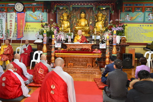 운경 종정 예하가 법어를 하고 있다.
