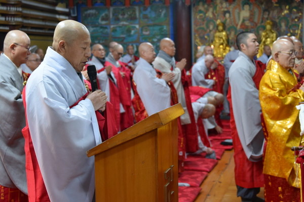 총무원 행정부원장 능해 스님이 상축을 하고 있다.