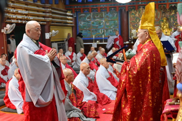 운경 종정 예하가 전 서울북부종무원장 성우 스님에게 공로패를 수여하고 있다.