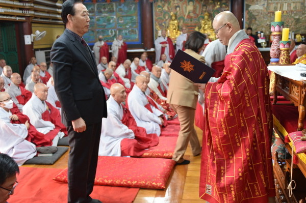 총무원장 상진 스님이 신상도 전국신도회장에게 임명장을 전달하고 있다.