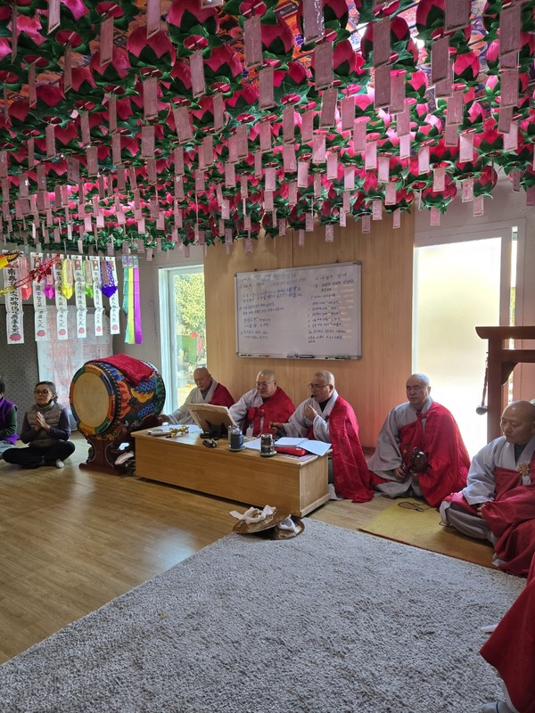 중앙승가강원 총동문회 스님들이 제주항공 참사 희생 영가와 유가족을 위한 합동 49재를 봉행하고 있다.