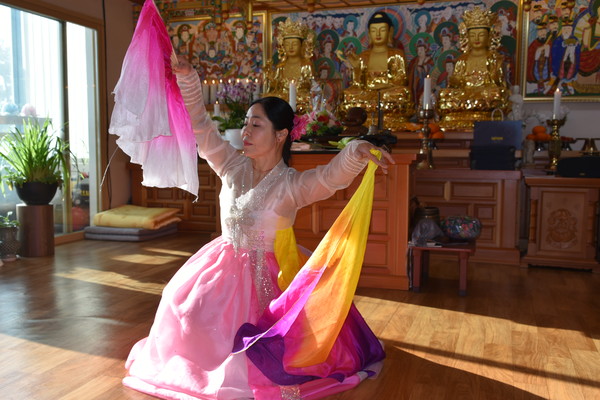 식전 행사로 김시연 전법사가 향화무를 공연하고 있다.