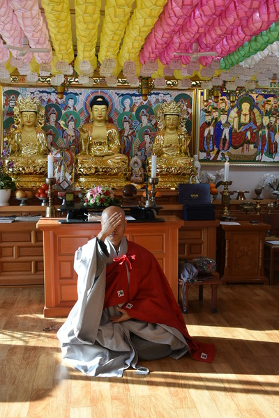 태현 스님이 무드라 명상을 시연하고 있다.