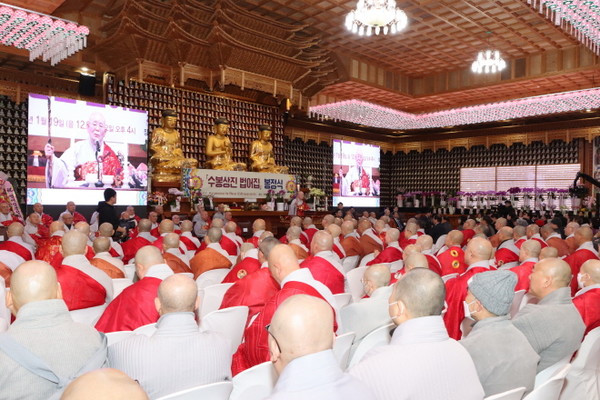 운경 종정 예하가 법어를 하고 있다.