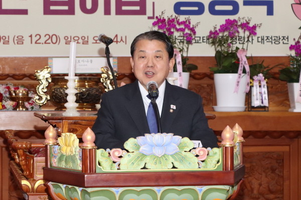 이재명 더불어민주당 대표 축사를 김병주 최고위원이 대독하고 있다.
