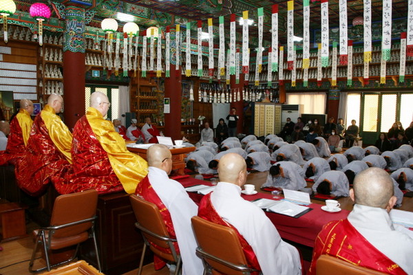제21기 전법사계 수계산림이 총무원장 상진 스님을 전계대화상으로 1월 22일 오후 1시 법륜사 대웅보전에서 봉행되고 있다.