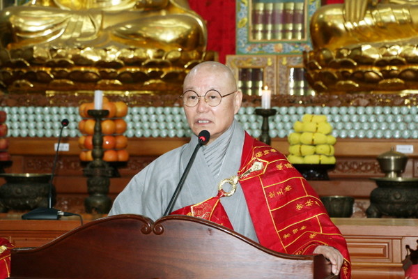 총무원장 상진 스님이 전법사교육원 제17기 졸업식에서 격려사를 하고 있다.