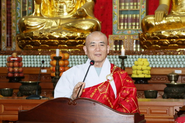 교육원장 재홍 스님이 전법사교육원 제17기 졸업식에서 인사말을 하고 있다.