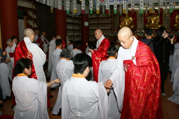 전법사계 수계산림에서 7증사들이 연비의식을 실시하고 있다.