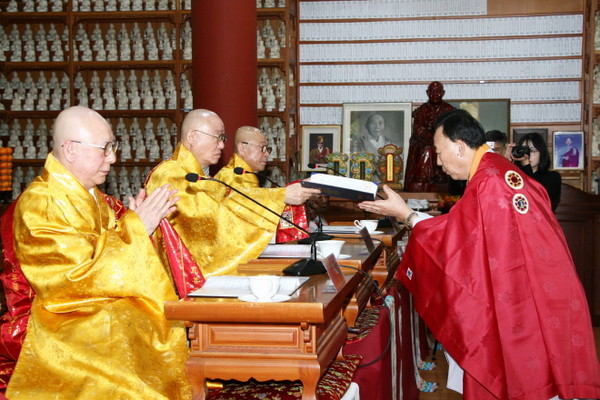 전계대화상인 총무원장 상진 스님이 신상도(원각) 전법사에게 계첩을 수여하고 있다.