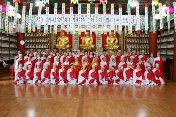 수계의식을 치른 전법사들이 3화상 7증사를 중심으로 전체 기념촬영을 하고 있다.