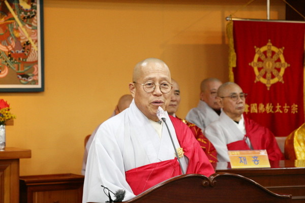 총무원 행정부원장 능해 스님이 1월 21일 제15기 대교과 졸업식 및 16기 사교과 수료식에서 격려사를 하고 있다.