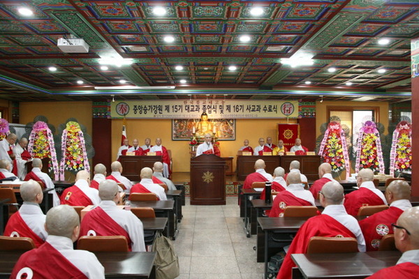 교육원장 재홍 스님이 인사말을 하고 있다.