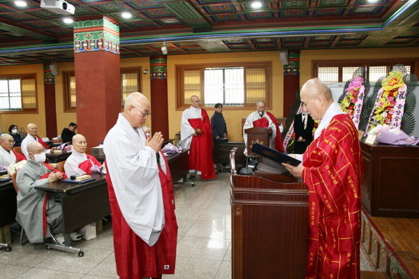 총무원장 상진 스님을 대신해 교육원장 재홍 스님이 대교과 대표 효담 스님에게 졸업장을 전달하고 있다.