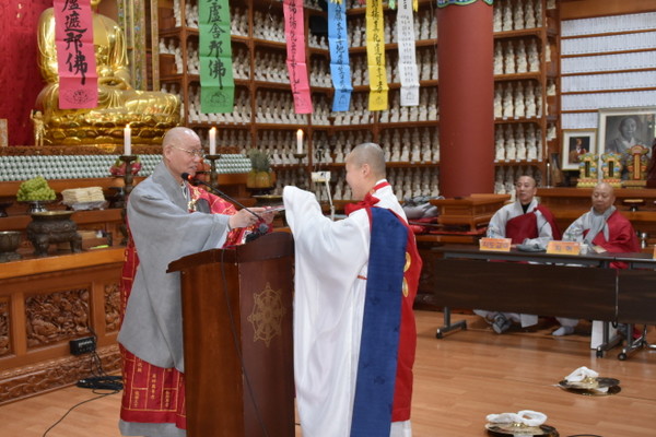 총무원장 상진 스님이 법어를 하고 있다.(사진 위) 이어 반장 마현 스님에게 금일봉을 전달하고 그간의 노고를 치하했다.