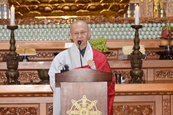 동방불교대 학장 법담 스님이 치사를 하고 있다.