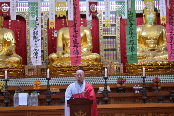 총무원 행정부원장 능해 스님이 축사를 하고 있다.