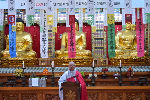 영산재보존회 일운 스님이 축사를 하고 있다.