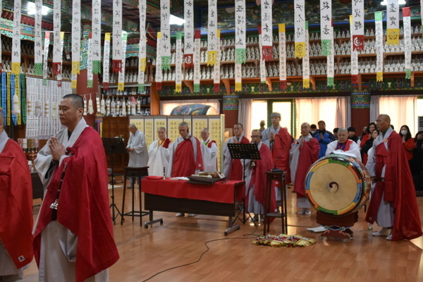 동방불교대 41회 범패학과 졸업 예정자들이 그간 갈고 닦은 기량을 선보이고 있다.