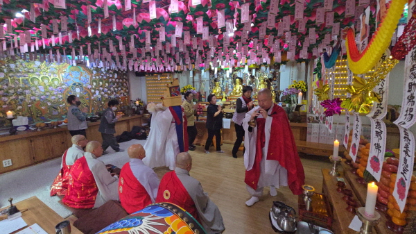 중앙승가강원총동문회 주관 제주항공 참사 영가 합동 49재가 광주 선훈사 대웅전에서 봉행되고 있다.