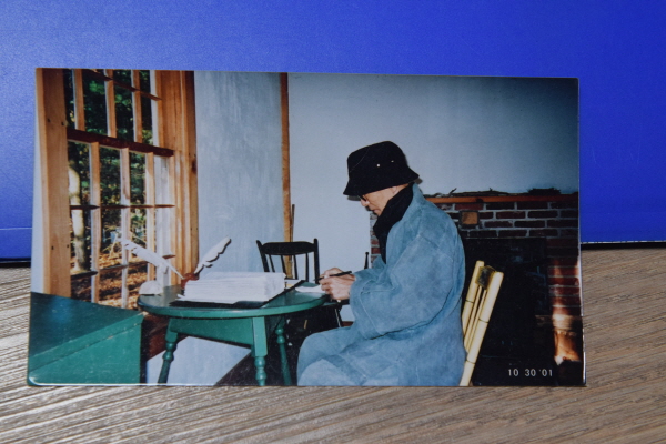 2001년 월든 숲 오두막 안에서 글을 쓰고 있는 법정 스님의 모습.