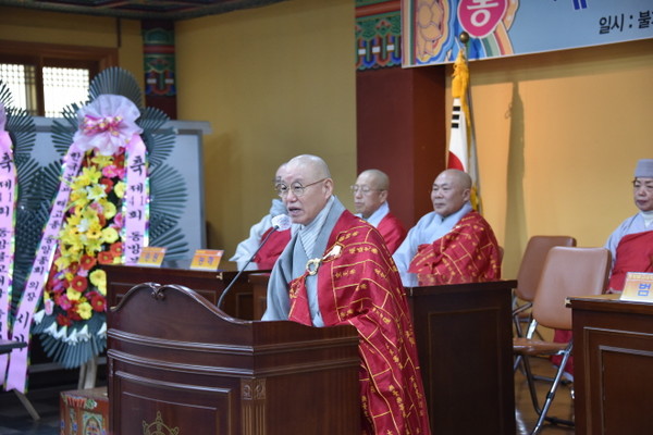 종립 동방불교대 이사장이자 총무원장 상진 스님이 치사를 하고 있다.