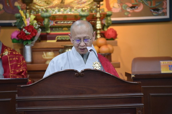 종립 동방불교대 학장 법담 스님이 졸업식사를 하고 있다.