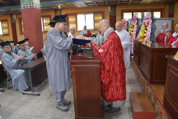 총무원장 상진 스님이 최우수상 시상을 하고 있다.