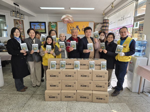 참존바이오 화준산업 전북총판 장윤성 대표가 붓다복지관 이사장 진성 스님에게 채식 컵라면을 기부하고 있다.
