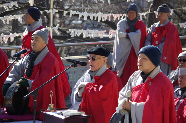 봉원사 대중 스님들이 삼천불전 앞에 마련된 특설무대에서 인등기도법회를 집전하고 있다.