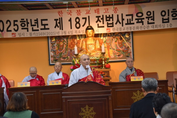 교육원장 재홍 스님이 인사말을 하고 있다.