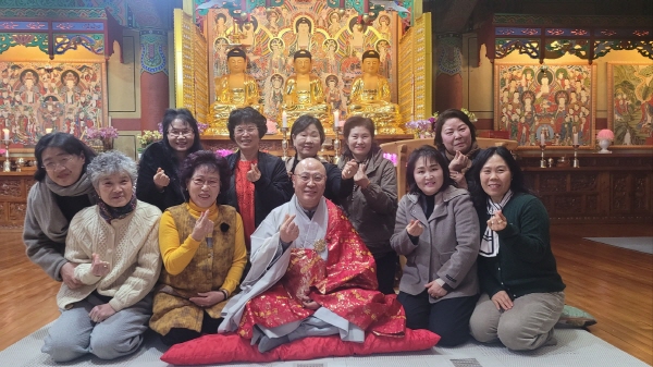 제주바리밀호스피스 총회를 마친 후 참석자들이 전체 기념촬영을 하고 있다.