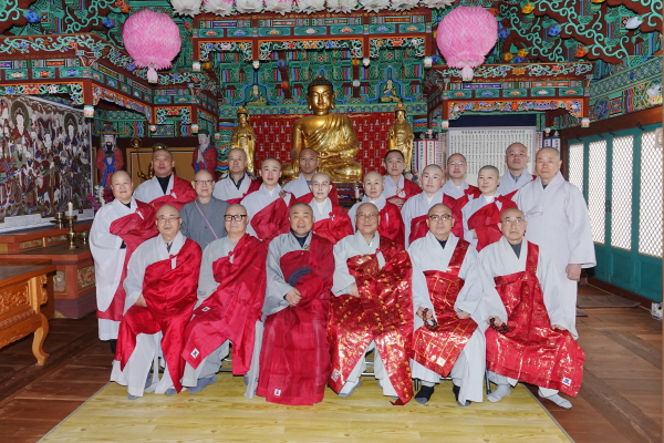 영산작법보존회 다례재 및 총회 참석자들이 전체 기념촬영을 하고 있다.