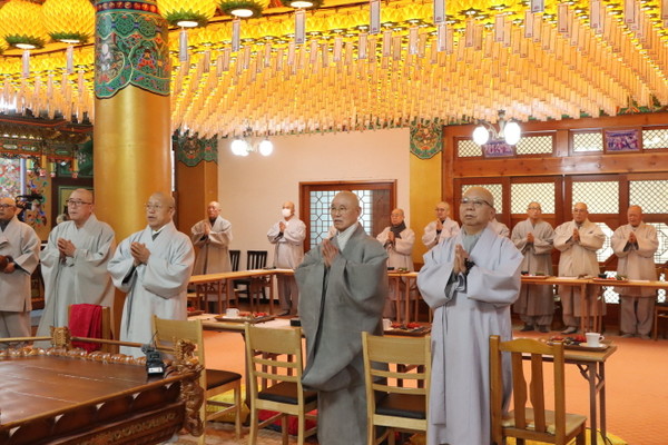 광주 법륜사에서 열린 한국불교태고종 무형유산 보유단체 간담회에서 참석자들이 삼귀의와 반야심경을 봉독하고 있다.