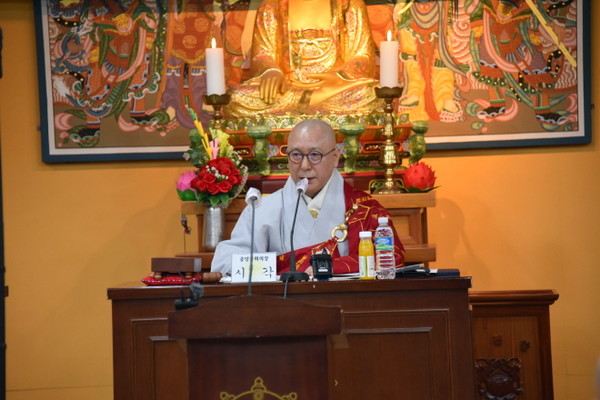 중앙종회의장 시각 스님이 제153회 임시중앙종회에서 개회사를 하고 있다.