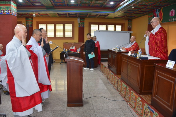 새로이 선출된 3명의 중앙종회의원이 의원 선서를 하고 있다.