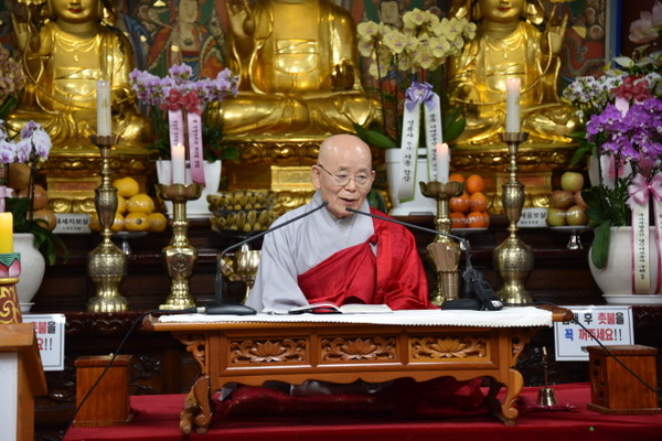 운경 종정 예하가 3월 27일 백련사 무량수전에서 봉행된 서대문구청 불심회 춘계법회에서 법문을 하고 있다.