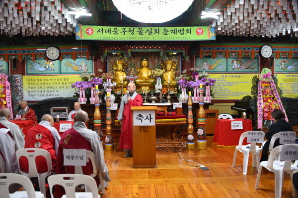 서대문사암연합회 회장이자 백련사 주지 동허 스님이 인사말을 하고 있다.