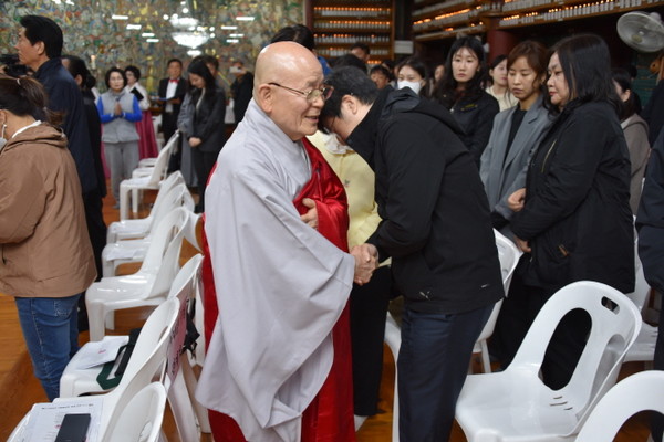 운경 종정 예하가 불심회 회원들과 일일이 악수를 나누고 있다.