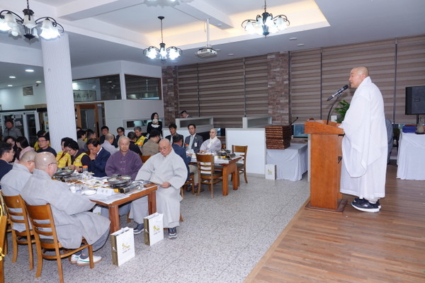 사단법인 붓다 정기총회에 앞서 열린 기념식에서 이사장 진성 스님이 인사말을 하고 있다.