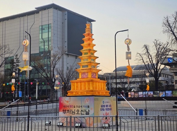 이날 점등된 봉축대탑은 국보 제6호 탑평리 7증석탑을 본떠 제작됐다.