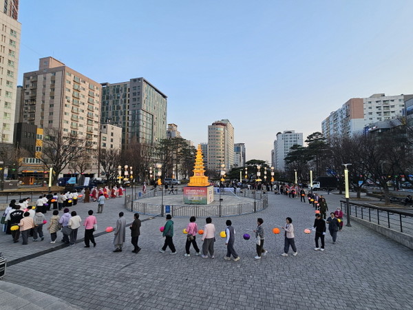 참석 대중들이 석가모니불 정근을 하며 봉축대탑을 중심으로 탑돌이를 하고 있다.