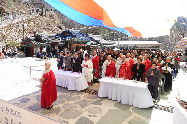 참석자들이 산신대재 의식에 동참하고 있다.
