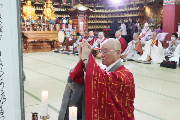 btn무상사 법당에서 거행된 대형산불로 인해 희생된 동식물 천도재에서 한국불교태고종 총무원장 상진 스님이  증명법사 수인을 하고 있다.