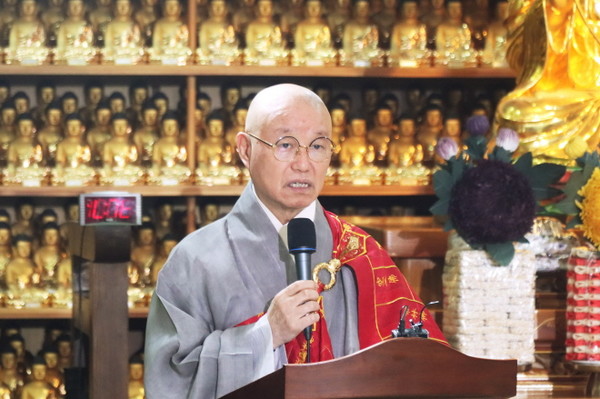 동식물 천도재에서 인사말을 하고 있는 총무원장 상진 스님.