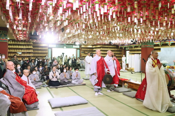 btn 무상사 법당에서 태고종 스님들이 천도재 의식을 집전하고 있다.