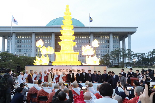 국회 중앙광장에서 봉축탑 점등식이 열리고 있다.