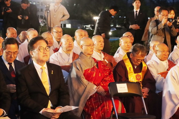 총무원장 상진 스님이 우원식 국회의장과 나란히 앉아 있다.