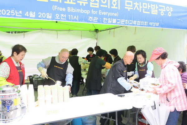 부산 송상현광장에서 열린 무차만발공양 행사에 참석한 총무원장 상진 스님이 봉사활동을 펼치고 있다.